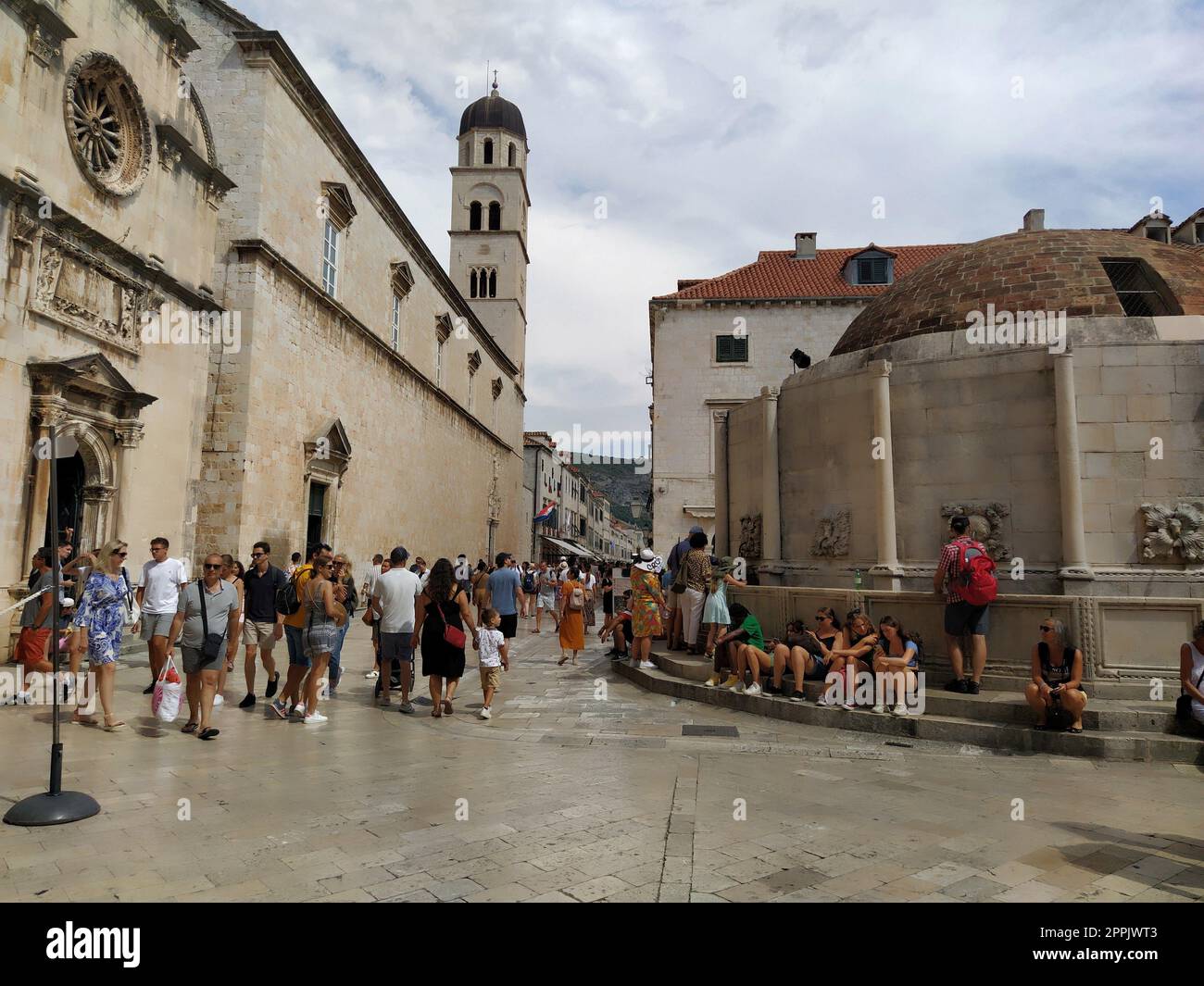 Grande Fontana di Onofrio, Velika Onofrijeva chesma, Dubrovnik, Croazia. Approvvigionamento idrico stabilito durante il Quattrocento. Numerosi turisti felici multinazionali camminano sullo Stradun il 14 agosto 2022 Foto Stock