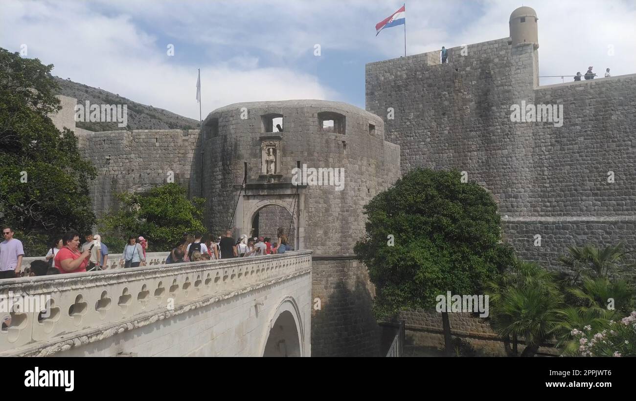 Pile Gate Dubrovnik Croazia 14 agosto 2022 persone uomini e donne camminano lungo il ponte di pietra fino alla porta della città Vecchia. Folla di turisti. Ingresso affollato. L'ingresso principale della città Vecchia, l'affollata porta pile Foto Stock