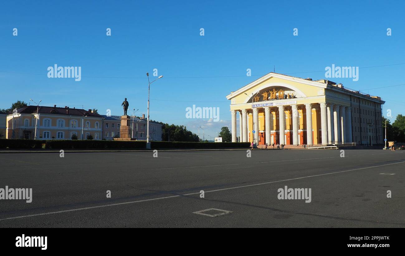 Il Teatro musicale della Repubblica di Carelia è un teatro statale di Petrozavodsk. Le auto viaggiano lungo Piazza Kirov. Le persone camminano, i bambini pattinano sull'asfalto. Monumento a S. M. Kirov. 3 agosto 2022 Foto Stock