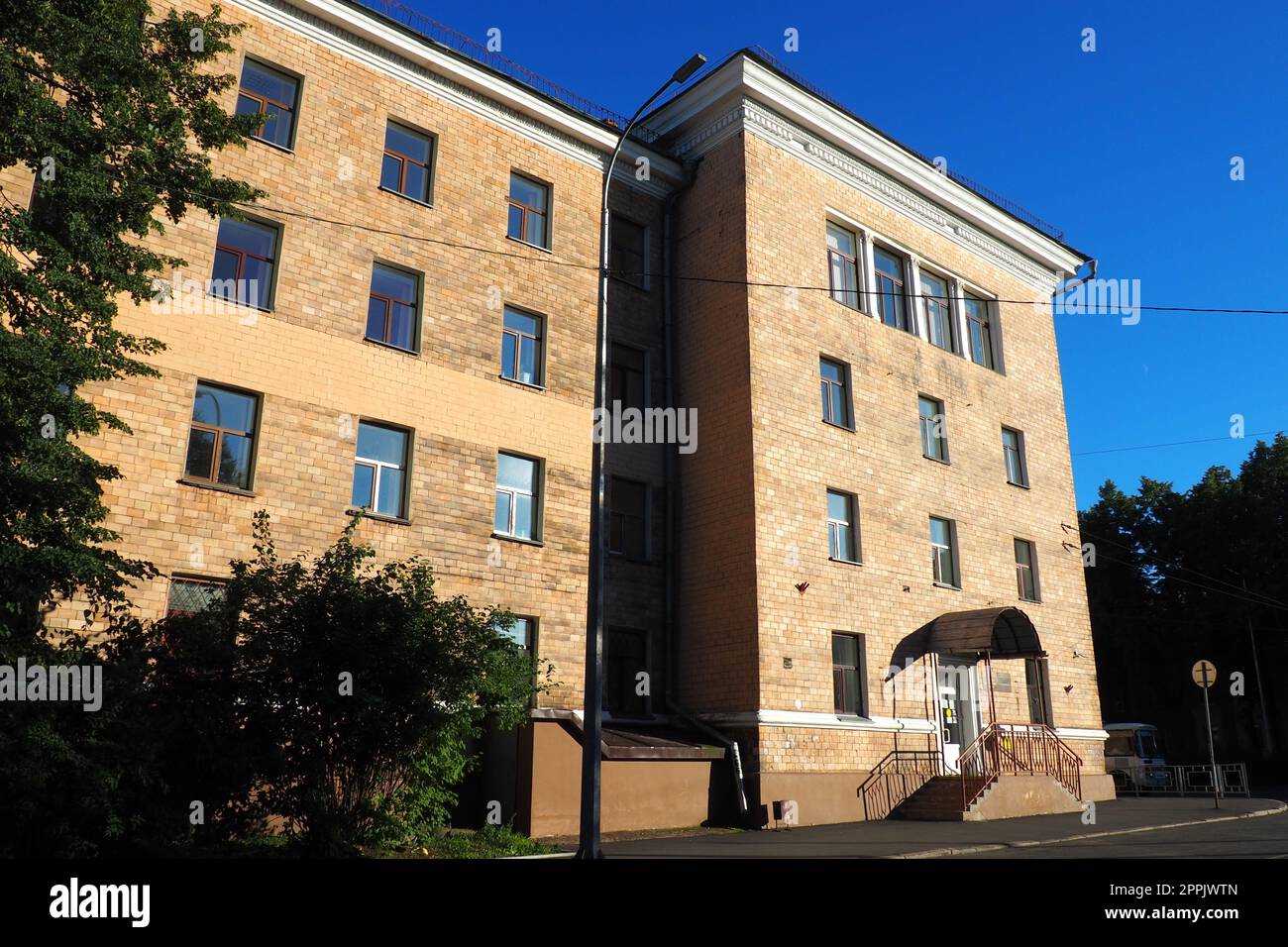 Petrozavodsk, Repubblica di Carelia, Russia, 3 agosto 2022. Facciata dell'edificio della Facoltà di economia dell'Università statale di Petrozavodsk. Attraversa l'argine di Gylling e Pravda Street. Sera Foto Stock