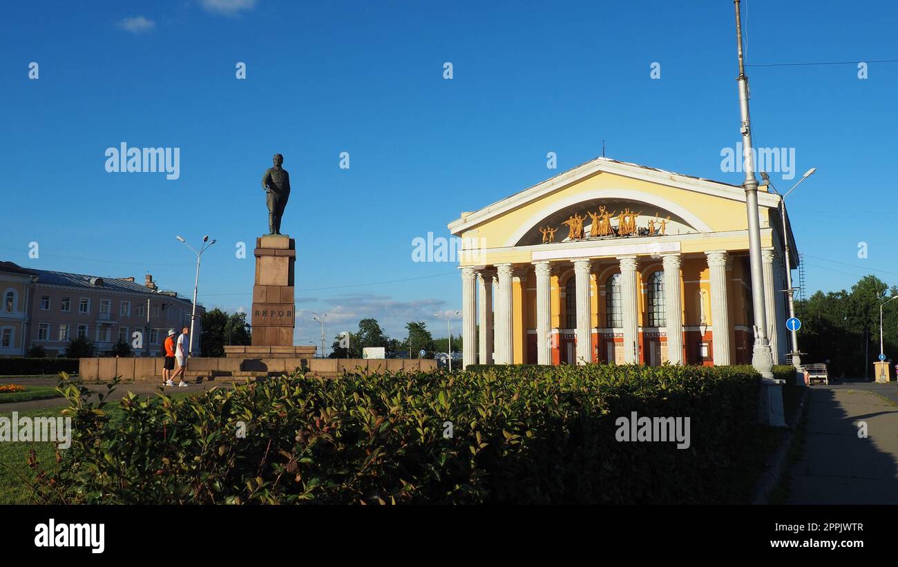 Il Teatro musicale della Repubblica di Carelia è un teatro statale di Petrozavodsk. Due persone stanno camminando. La sera di sole. Monumento a S. M. Kirov. 3 agosto 2022 Teatro di Teatro. Facciata con colonne Foto Stock
