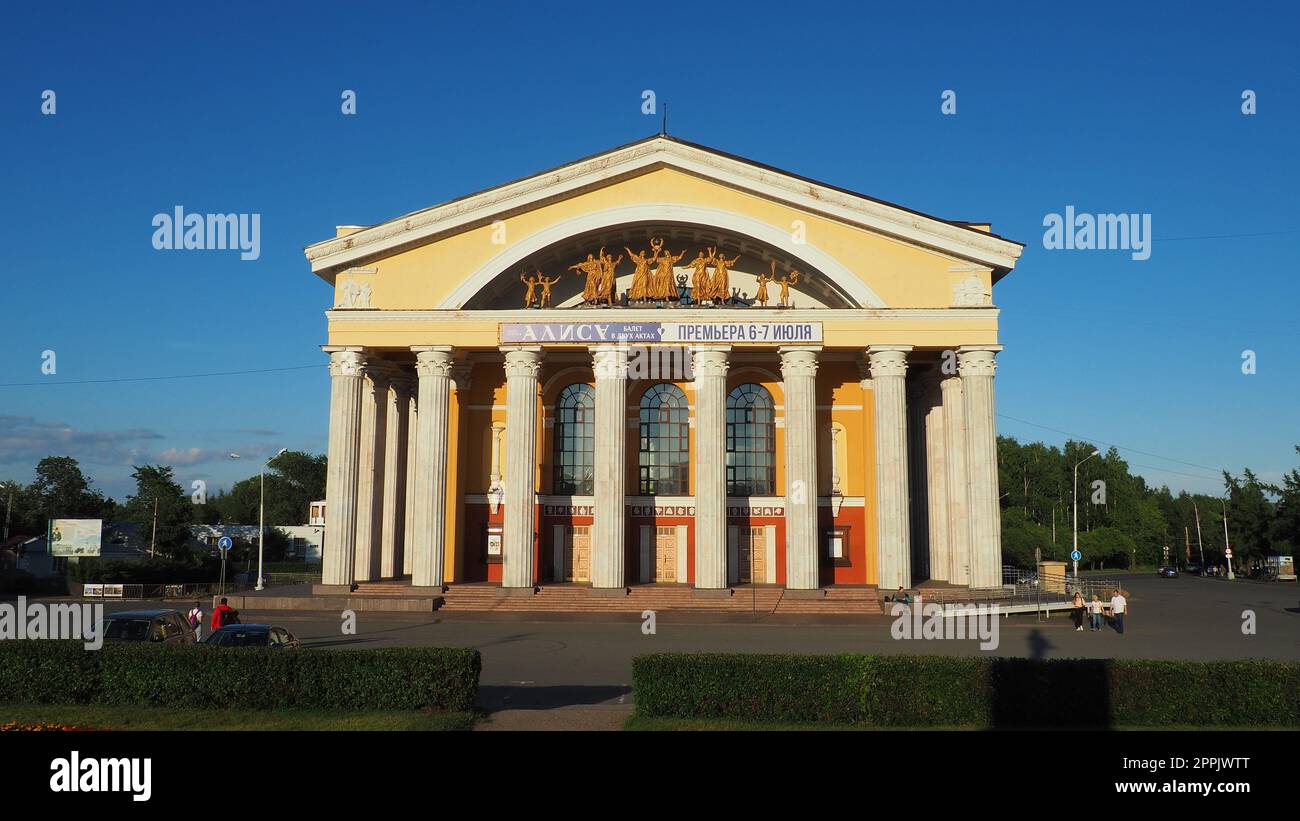 Il Teatro musicale della Repubblica di Carelia, un teatro statale a Petrozavodsk. Persone e bambini camminano. 3 agosto 2022 Piazza Kirov. Facciata con colonne. Guida in auto lungo via Pushkinskaya. Foto Stock