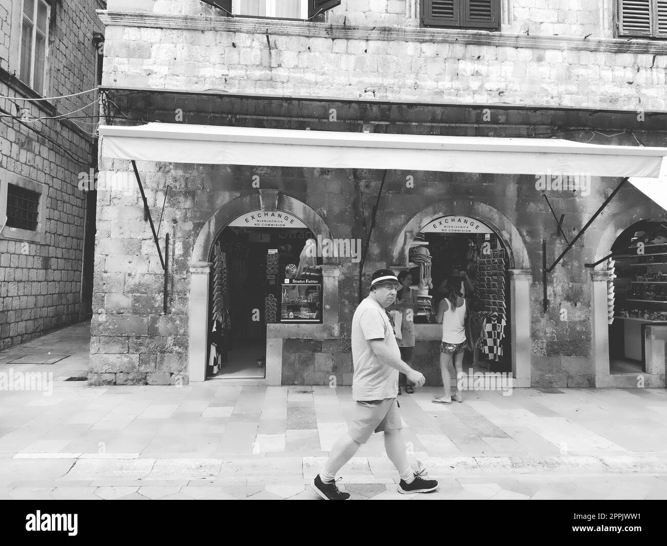 Stradun, Stradone è la strada principale del centro storico di Dubrovnik in Croazia. attrazioni architettoniche. Un luogo popolare per le passeggiate turistiche. La gente cammina il 14 agosto 2022 in bianco e nero Foto Stock