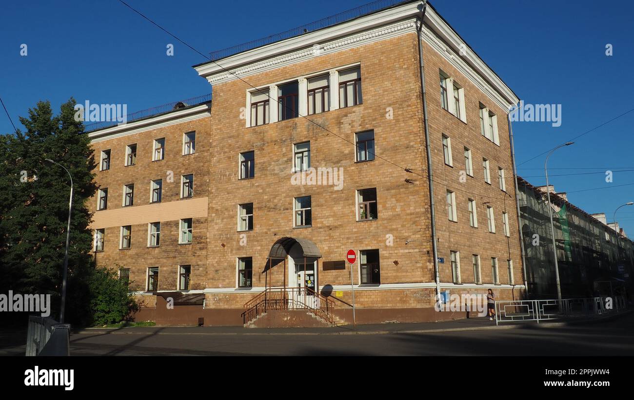 Petrozavodsk, Repubblica di Carelia, Russia, 3 agosto 2022. Facciata dell'edificio della Facoltà di economia dell'Università statale di Petrozavodsk. Attraversa l'argine di Gylling e Pravda Street. Sera Foto Stock