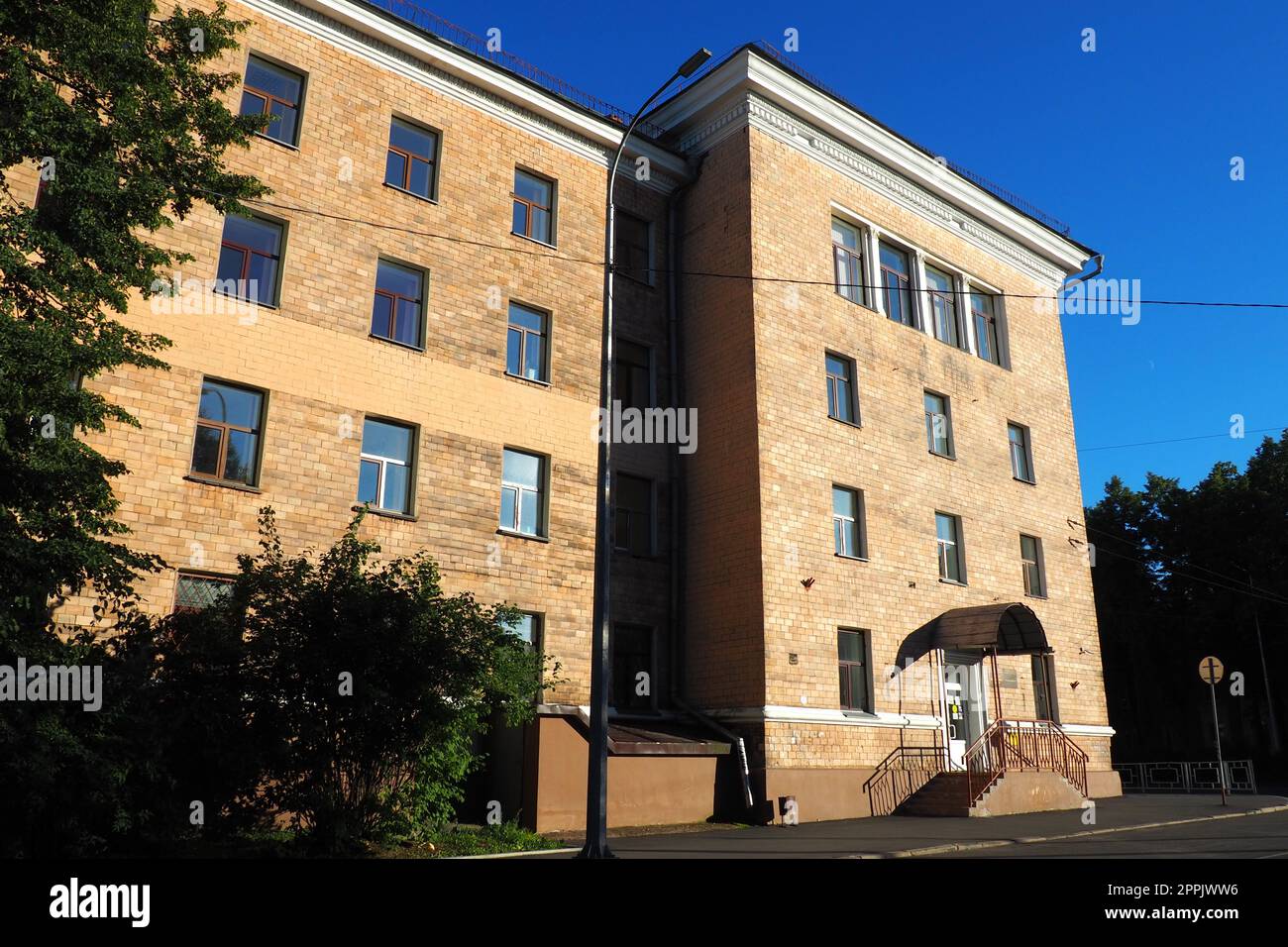 Petrozavodsk, Repubblica di Carelia, Russia, 3 agosto 2022. Facciata dell'edificio della Facoltà di economia dell'Università statale di Petrozavodsk. Attraversa l'argine di Gylling e Pravda Street. Sera Foto Stock