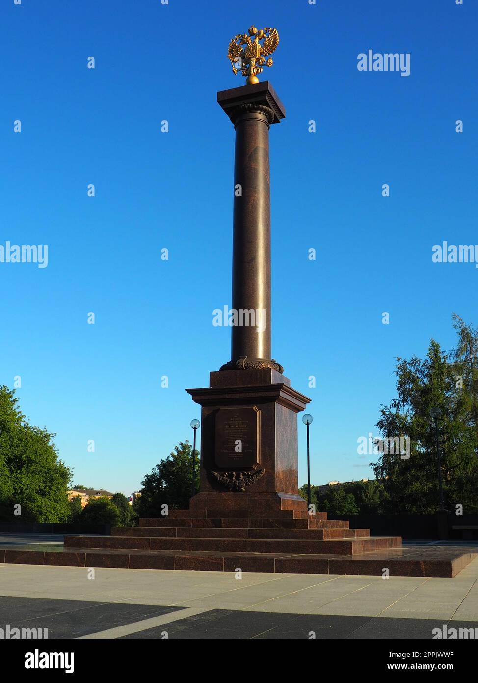 Petrozavodsk, Carelia, 3 agosto 2022 Monumento-stele città di gloria militare, titolo onorario. Colonna in granito con aquila a due teste in bronzo. Piedistallo sul vicolo delle città gemelle, Piazza Kirov Foto Stock