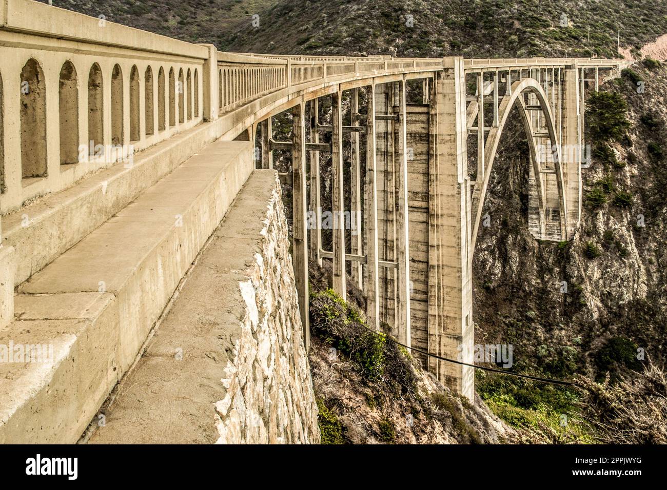 Vista ravvicinata, dettagliata e laterale del ponte Bixby sulla Coastal and Pacific Highway One, Big Sur Foto Stock