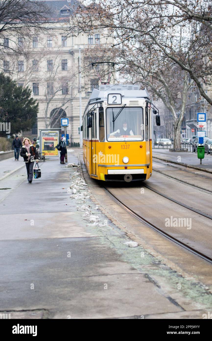 Budapest, Ungheria, febbraio 2013: Vecchio tram che attraversa la città Foto Stock