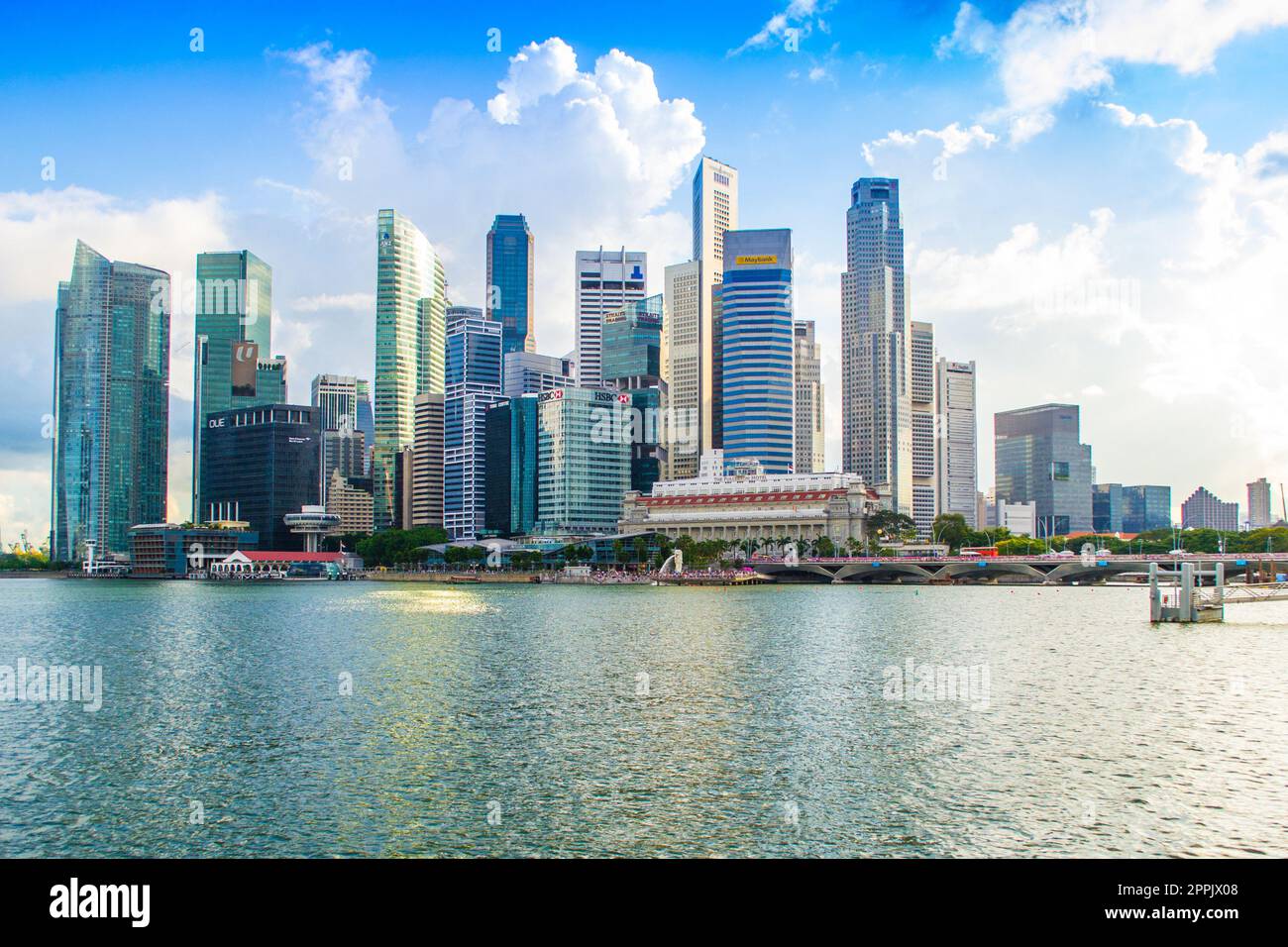 Vista sui grattacieli e lo skyline del centro di Singapore, l'area di Marina Bay Sands e l'acqua in primo piano Foto Stock