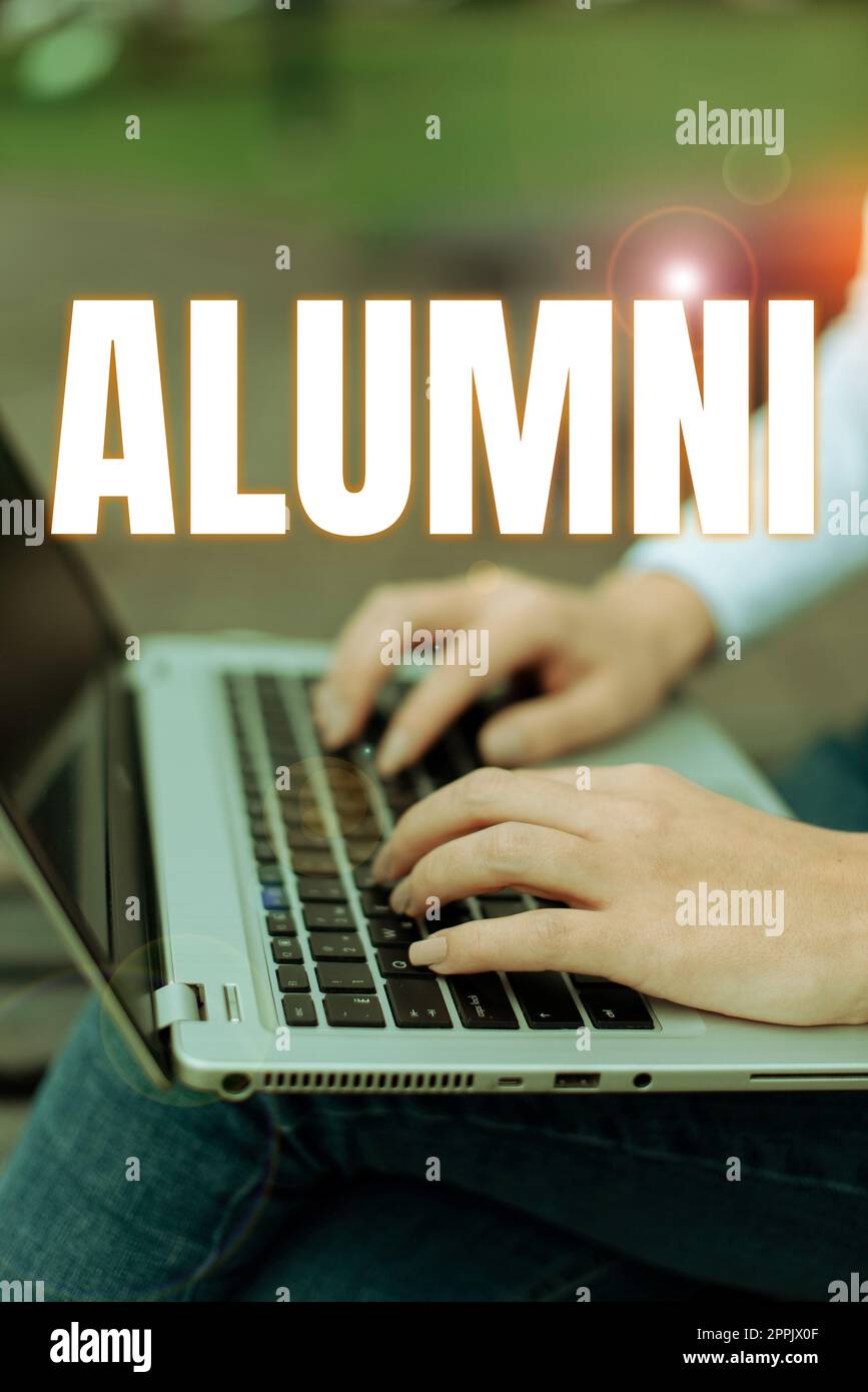 Ispirazione mostra il segno Alumni. Internet concetto ex allievo o studente soprattutto maschio di una scuola particolare Foto Stock