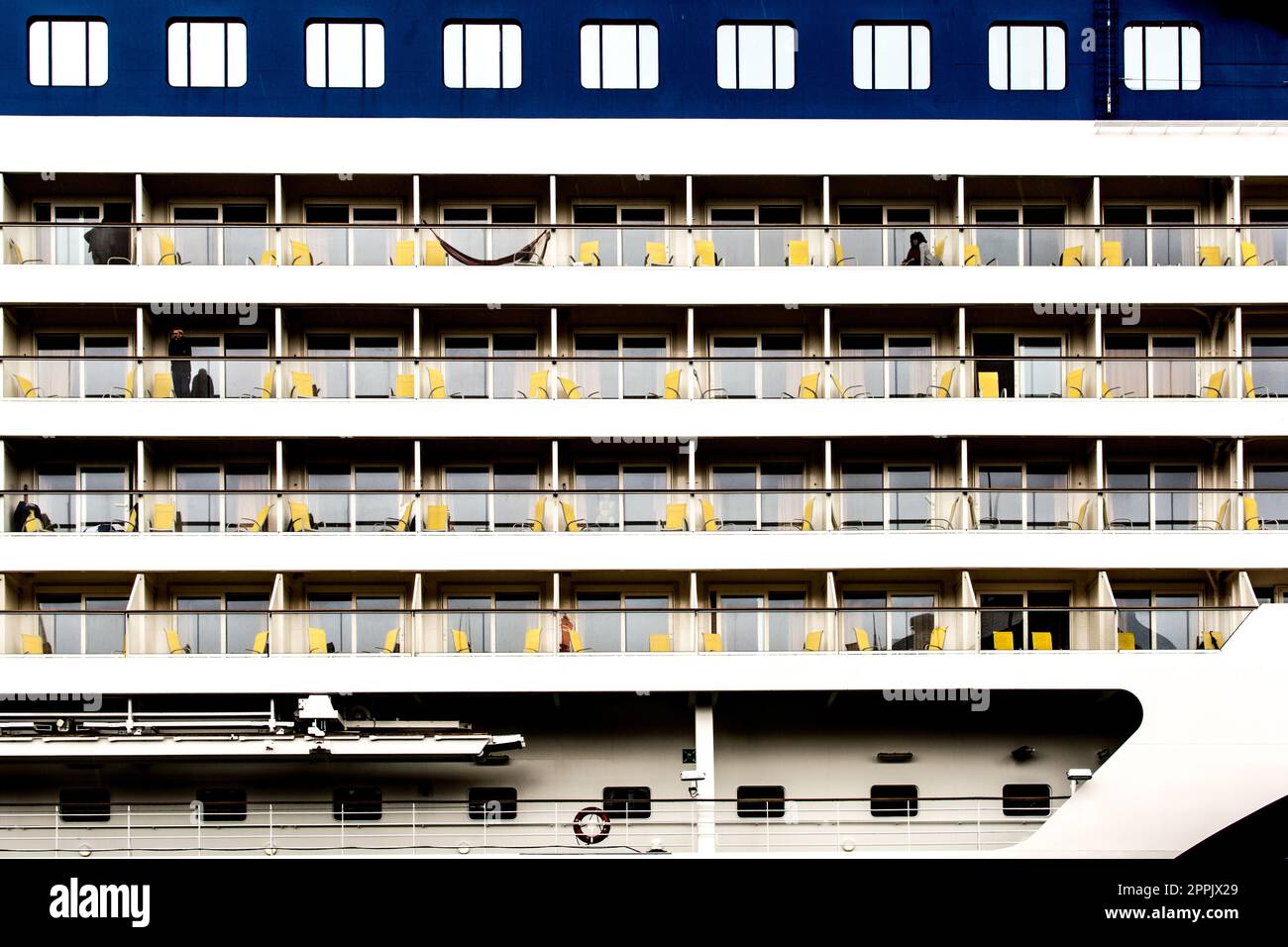 vista laterale dell'esterno di una nave da crociera, con diversi livelli e terrazze Foto Stock