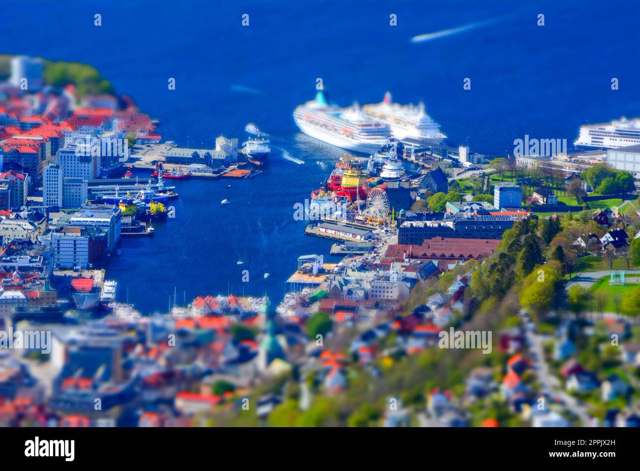 Colpo ad angolo alto tilt-shift di Bryggen e della zona portuale di Bergen, Norvegia. Foto Stock