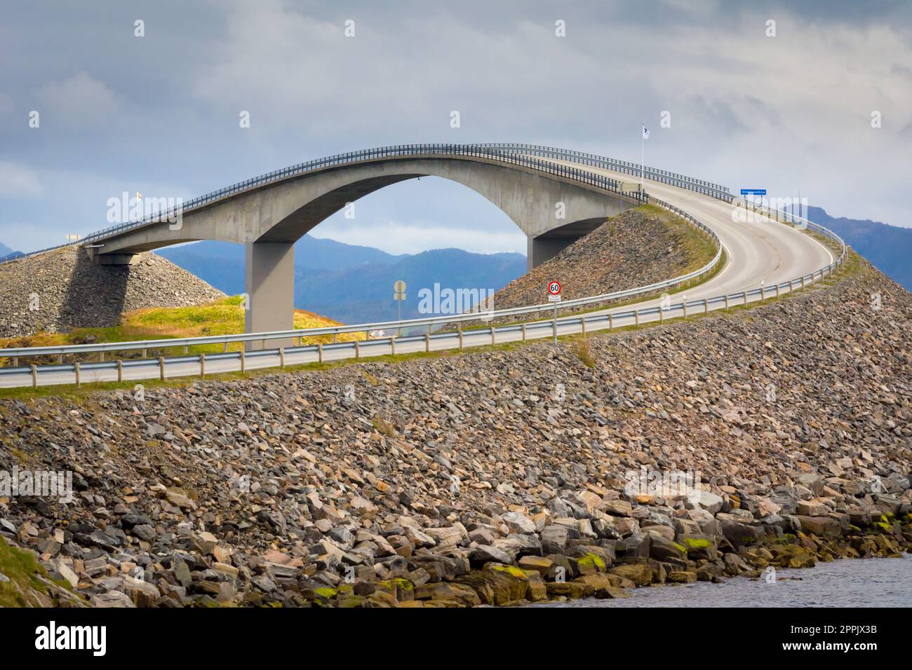 Storseisundet Bridge (norvegese: Storseisundbrua): Atlantic Highway (Atlanterhavsveien). Collega la penisola di Romsdal all'isola di AverÃ¸ya nella contea di MÃ¸re og Romsdal. Foto Stock