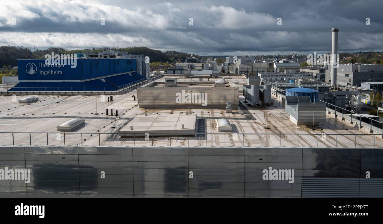 24 aprile 2023, Baden-Württemberg, Biberach an der Riß: Stabilimento della società farmaceutica Boehringer Ingelheim Pharma GmbH & Co.. KG si trova appena fuori dal centro storico di Biberach. Tra le altre cose, i farmaci basati sulla tecnologia cellulare sono sviluppati e prodotti qui. Otto piani e un'area di laboratorio di circa cinque campi da calcio: La società farmaceutica Boehringer Ingelheim ha aperto lunedì a Biberach un nuovo centro di sviluppo per la biotecnologia. Lì, gli scienziati svilupperanno nuovi farmaci e terapie con anticorpi, proteine e virus, per esempio. Foto: Stefan Puchner/dpa Foto Stock