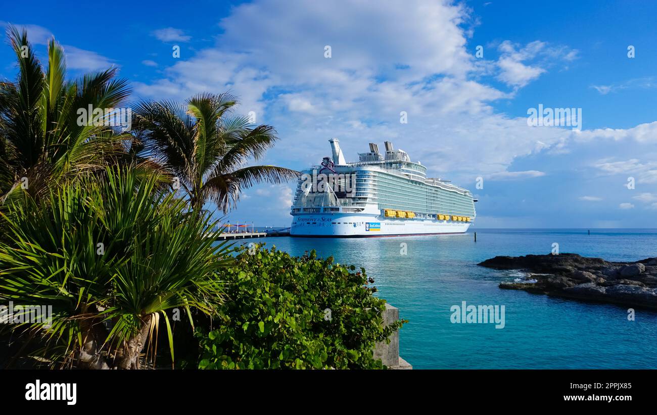 Coco Cay, Bahamas - 29 aprile 2022: La Symphony of the Sea è la più grande nave da crociera Foto Stock