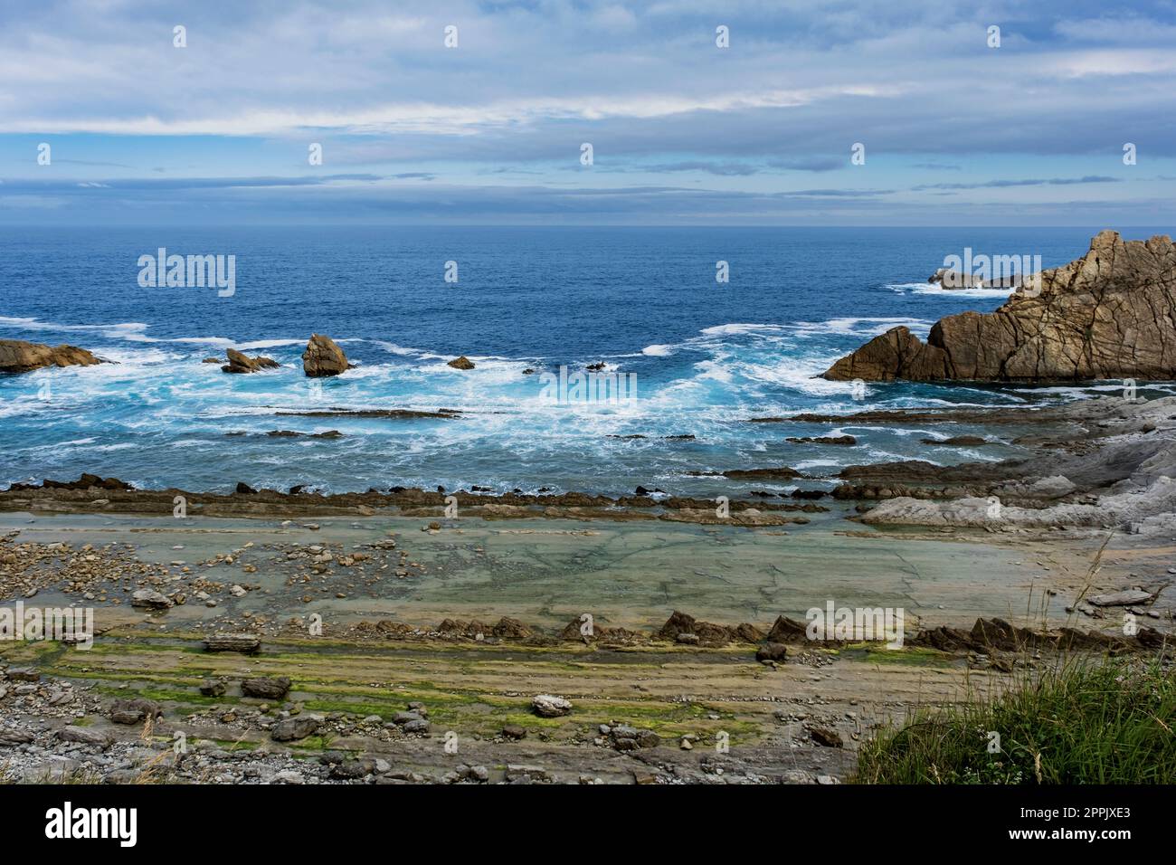 Piattaforma abrasiva sulla spiaggia di la Arnia, costa rocciosa della Costa Quebrada, Broken Coast, Pielagos, Cantabria, Spagna Foto Stock