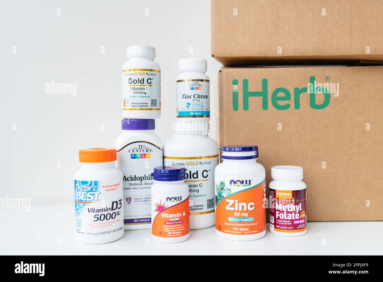 Leopoli, Ucraina - 17 dicembre 2022: Unboxing boh consegnato dal negozio online iherb. Pacchetto con vitamine e integratori per sostenere la salute. Foto Stock