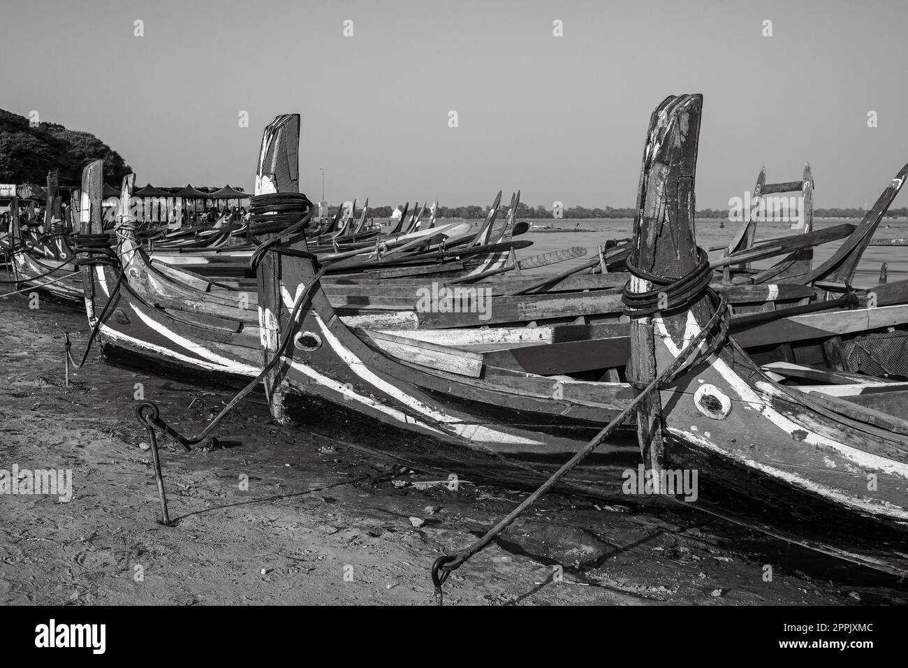 Le barche di legno pescatore del lago Taungthaman a Mandalay Foto Stock