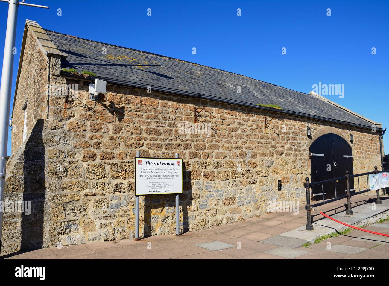Vista della Salt House nella zona del porto, West Bay, Dorset, Regno Unito, Europa. Foto Stock