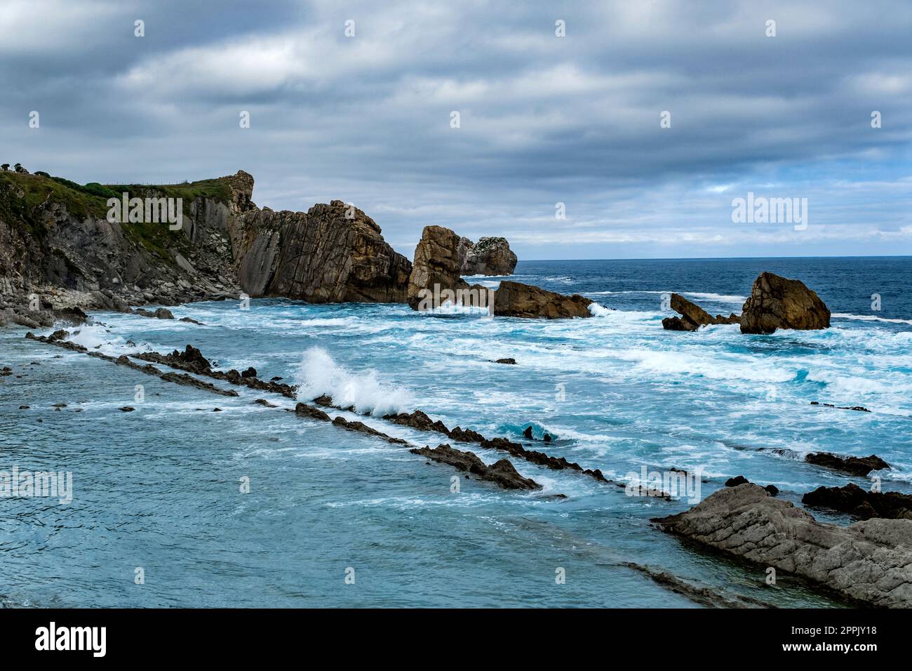 Piattaforma abrasiva a taglio d'onda sulla spiaggia di la Arnia, Liencres, Costa Quebrada, Broken Coast, Cantabria, Spagna Foto Stock