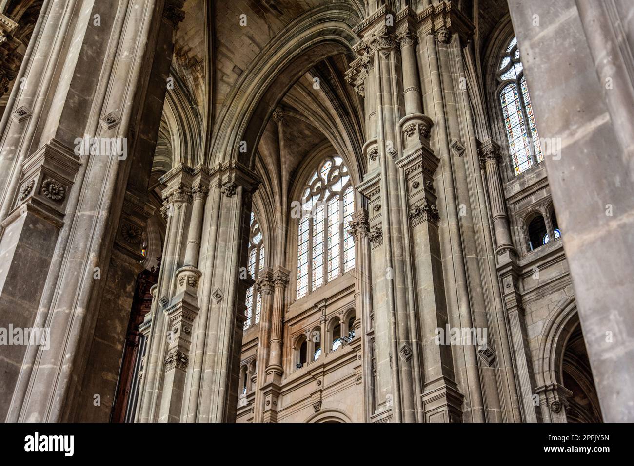 Alte colonne e soffitti splendidamente decorati nella chiesa gotica di Saint Eustache a Parigi Foto Stock