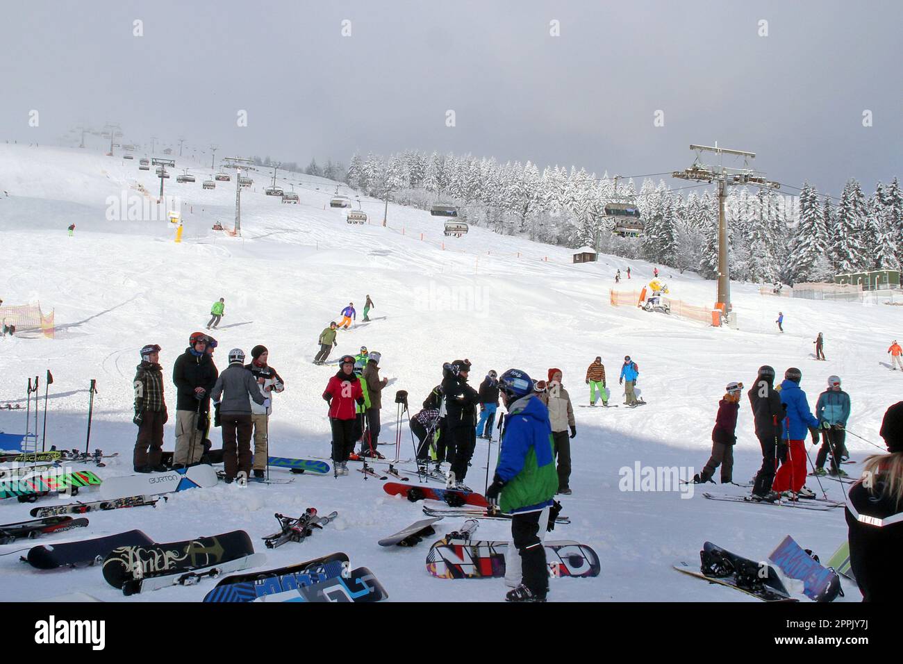 Kontraste - Traumhafte Wintersportbedingungen am Feldberg - Aufnahme aus dem Wintersport-Paradies Feldberg (Landkreis Breisgau-Hochschwarzwald) vom 0 Foto Stock