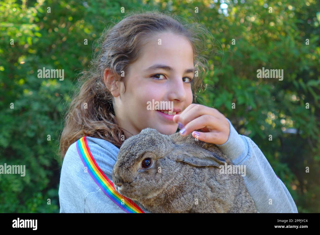 ragazza, 10 anni, sorriso, felice, occhi marroni, capelli castani, animali domestici, coniglio Foto Stock