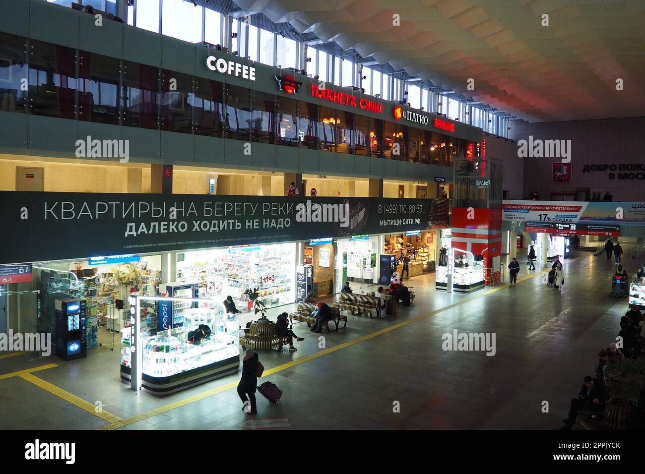 Mosca, Russia, 20.01.2023 stazione ferroviaria Leningradsky. Terminal passeggeri della stazione ferroviaria Mosca-passeggeri in Piazza Komsomolskaya. Negozi e caffetterie, gente che si sbriga, in attesa del treno Foto Stock