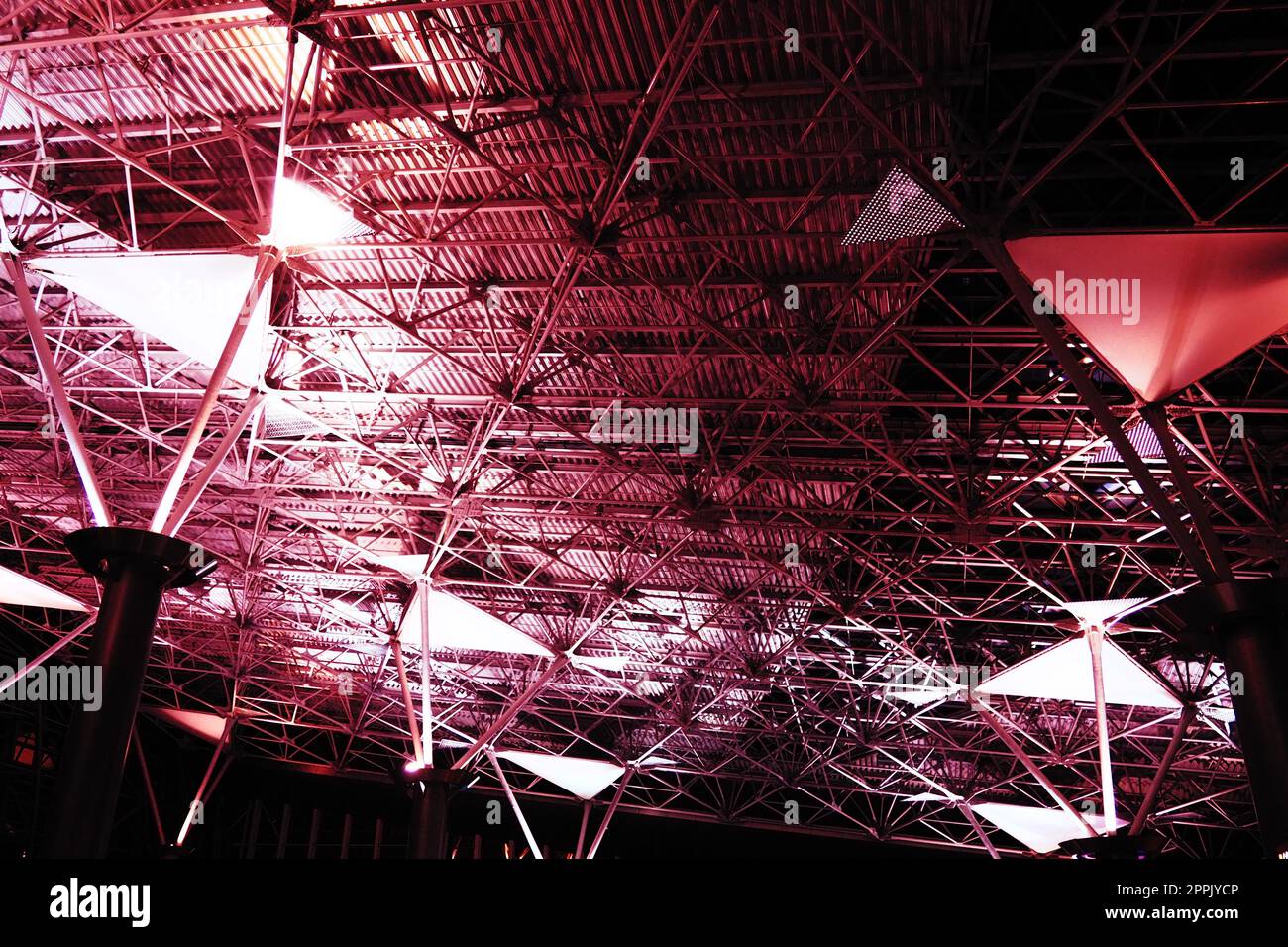 Strutture metalliche sotto il soffitto. Dettagli decorativi del soffitto dell'aeroporto . Travi in cemento, finestre in vetro ed elementi in metallo come il design degli interni di un edificio pubblico. Architettura astratta all'avanguardia. Foto Stock