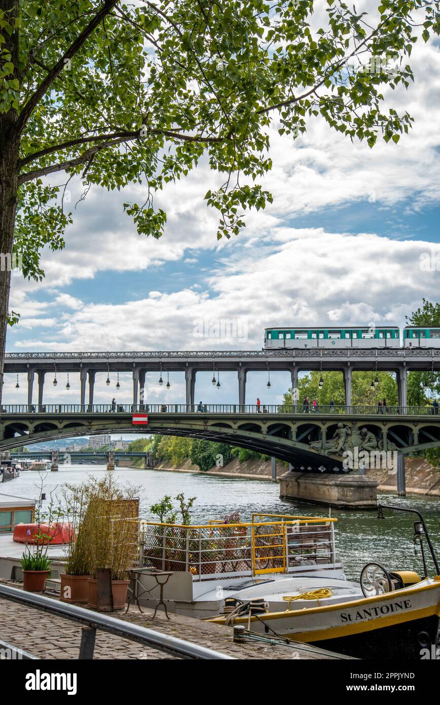 Una metropolitana che attraversa il ponte Bir Hakeim sulla Senna a Parigi Foto Stock
