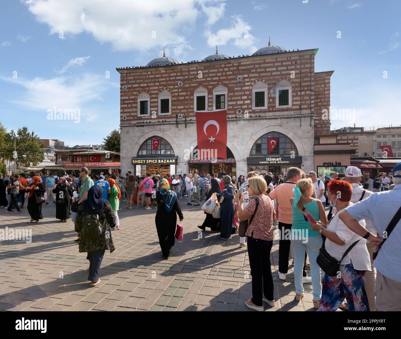 Folle di pedoni a Eminonu durante la festa del giorno della Vittoria con il bazar egiziano sullo sfondo, Istanbul, Turchia Foto Stock