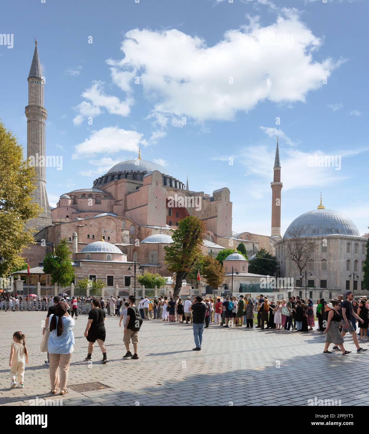 Lunga coda di turisti in attesa di entrare nella Moschea di Santa Sofia, o Ayasofya Camii, ex chiesa greco-ortodossa Foto Stock