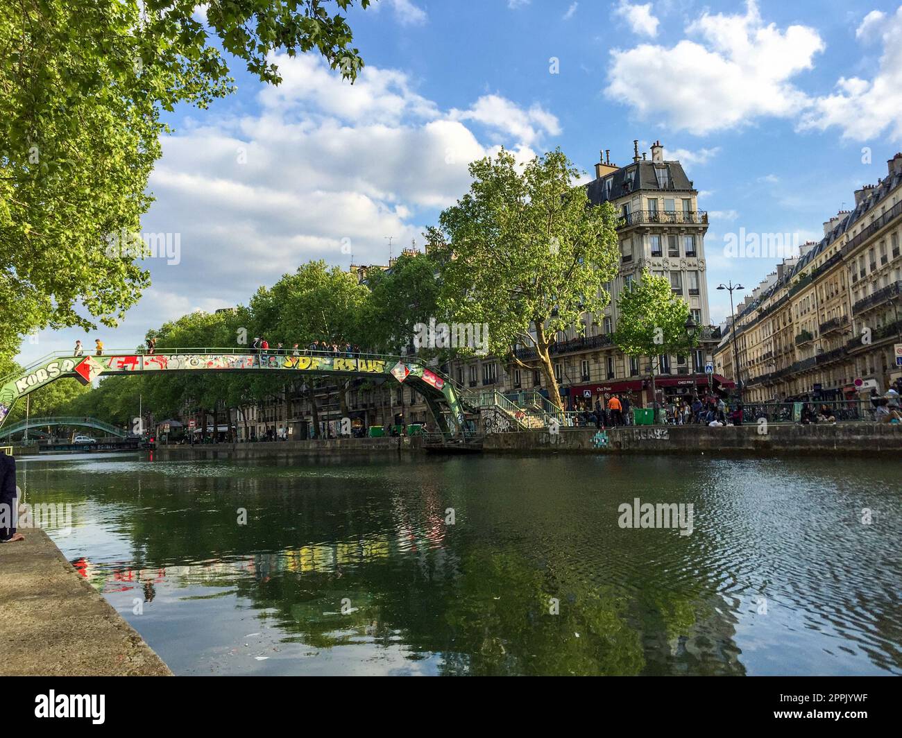 Tranquillo canale Saint Martin a Parigi in estate Foto Stock