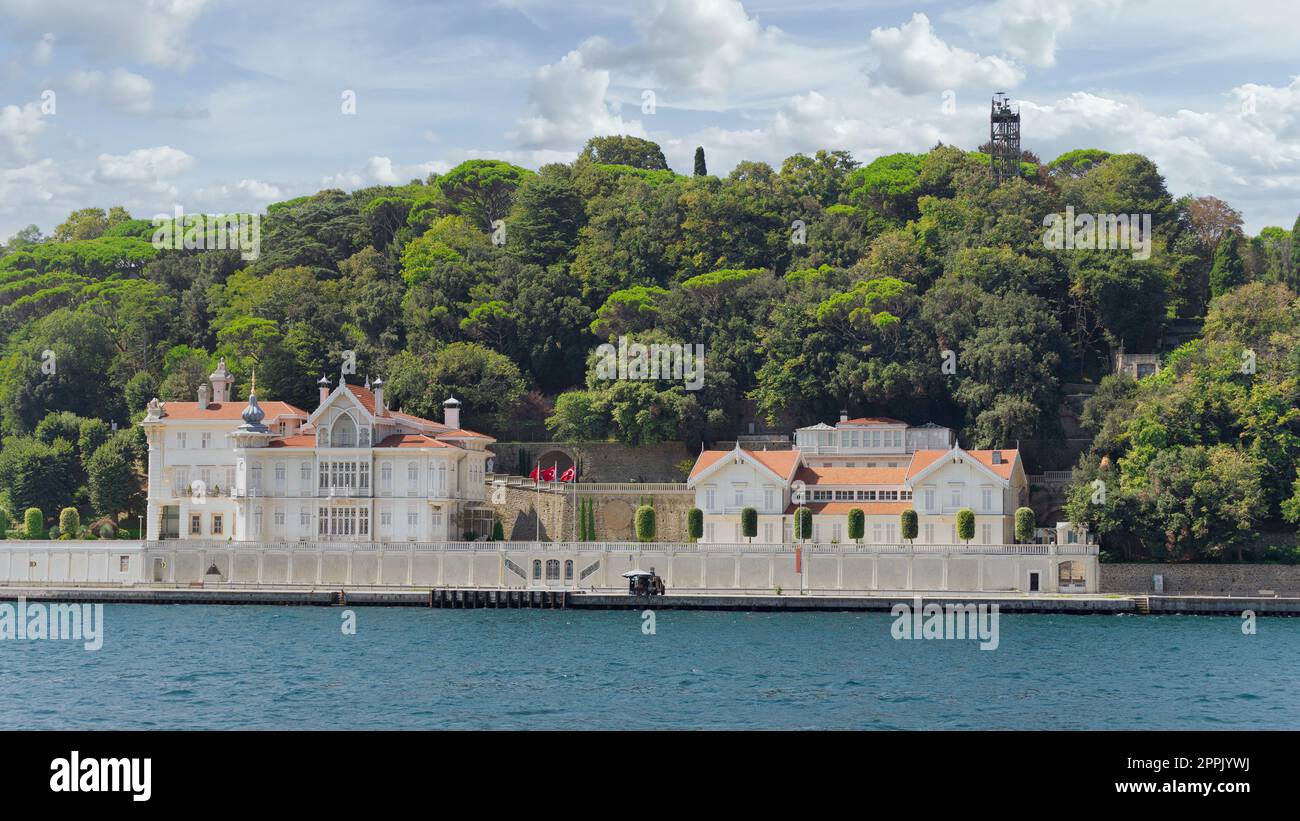 Vista dal Bosforo della residenza ufficiale del presidente della Turchia, ex residenza Huber, Istanbul, Turchia Foto Stock