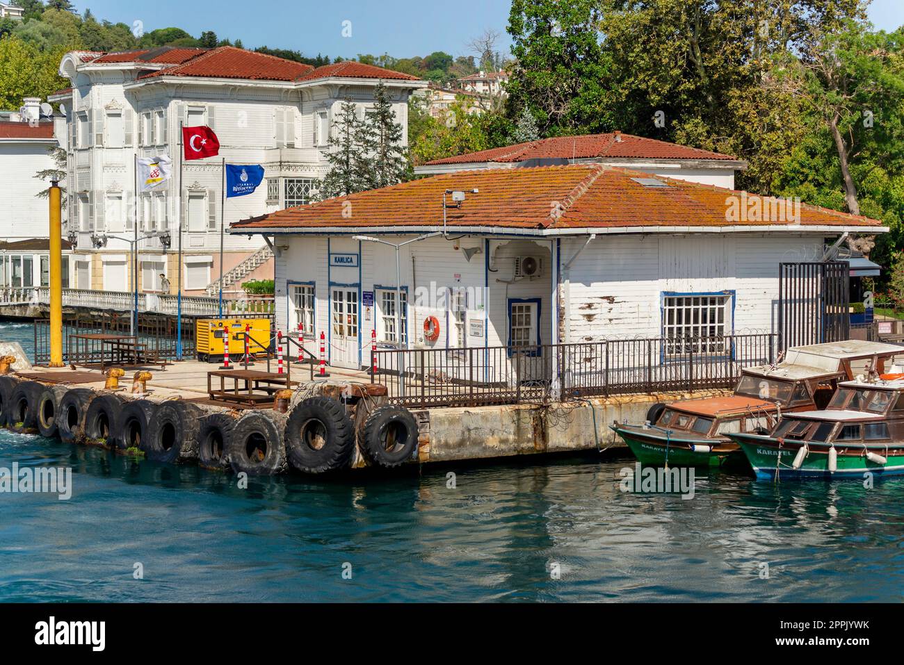 Terminal dei traghetti di Kanlica con sfondo di alberi verdi ed edifici in legno bianco, Bosforo, Istanbul, Turchia Foto Stock