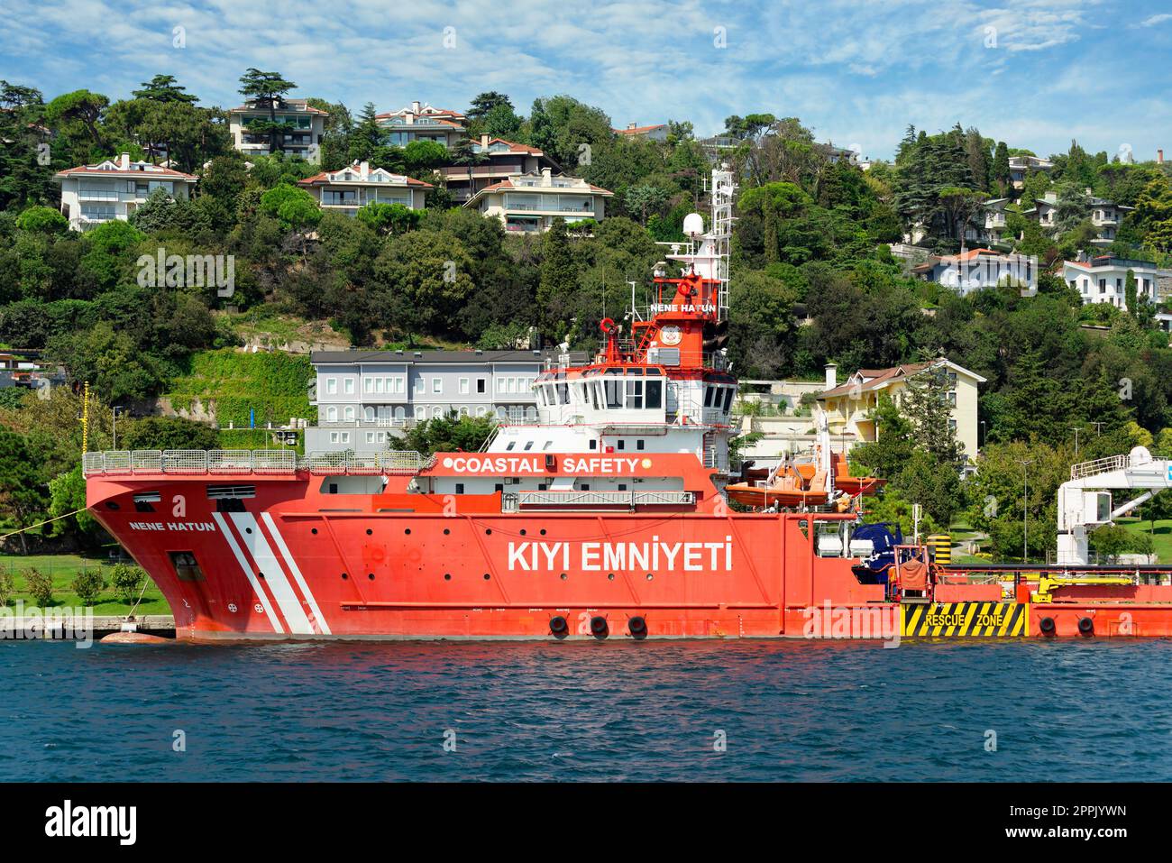 Nave di sicurezza costiera arancione, sul lato asiatico del Bosforo, con montagne verdi, Istanbul, Turchia Foto Stock