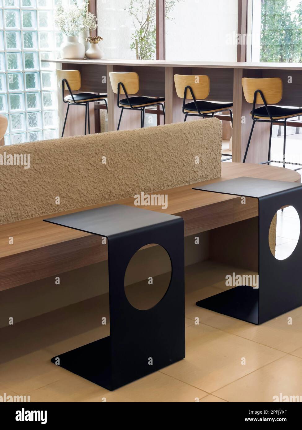 Decorazioni minimali in stile caffetteria in legno Foto Stock