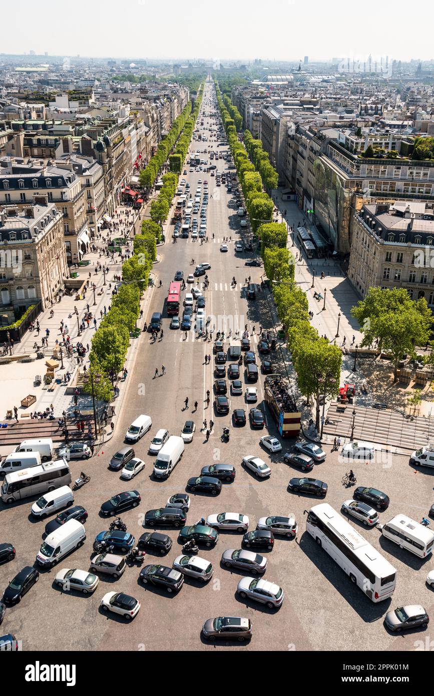 C'è il traffico in Place Charles de Gaulle a Parigi Foto Stock
