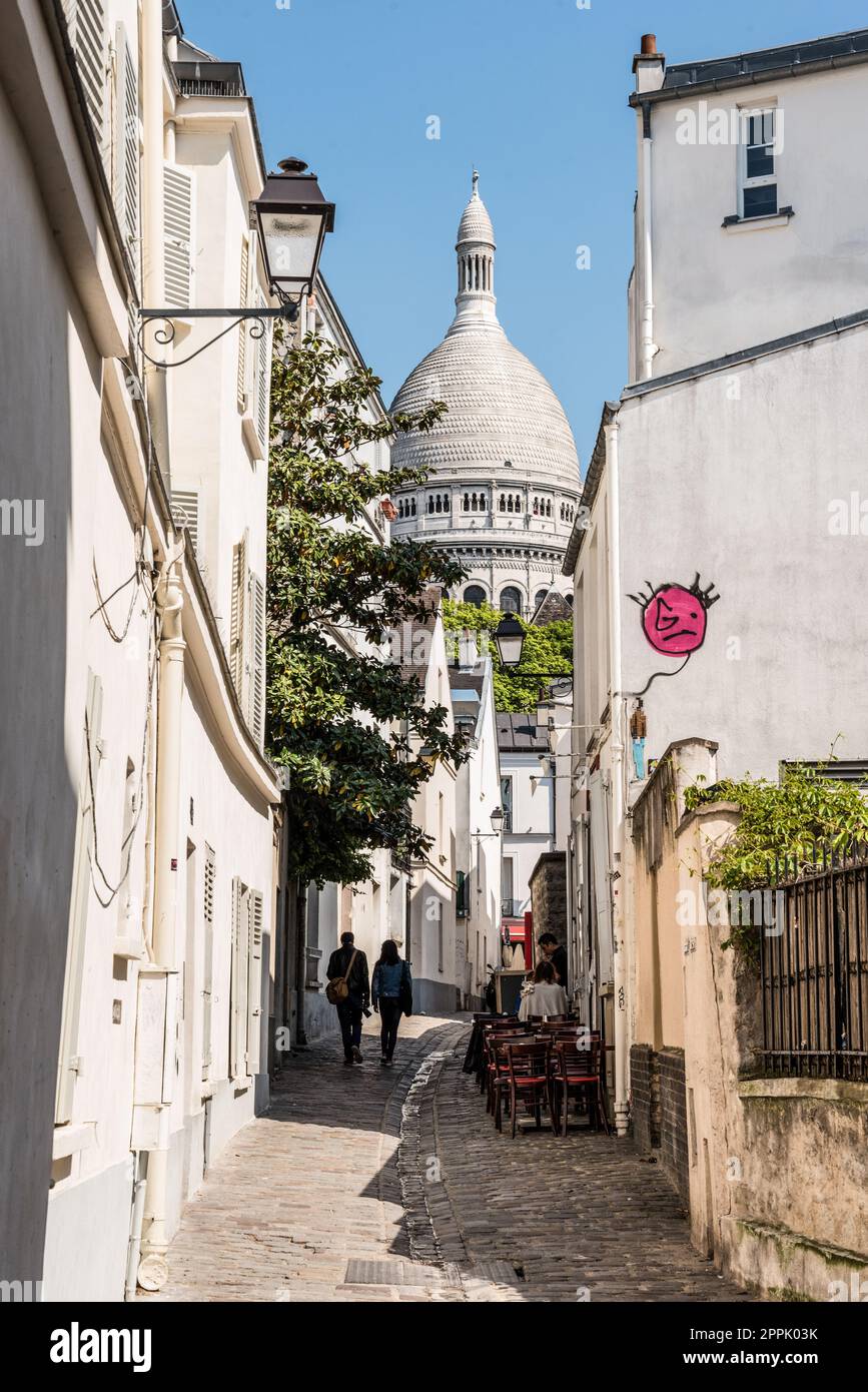 Una coppia che cammina attraverso un vicolo fino alla chiesa del Sacro cuore a Parigi Foto Stock