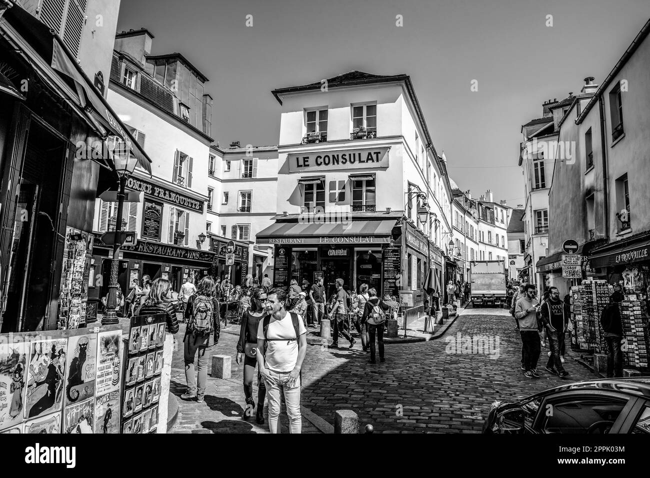 Pittoresco e pittoresco quartiere di Montmartre in un giorno d'estate a Parigi Foto Stock
