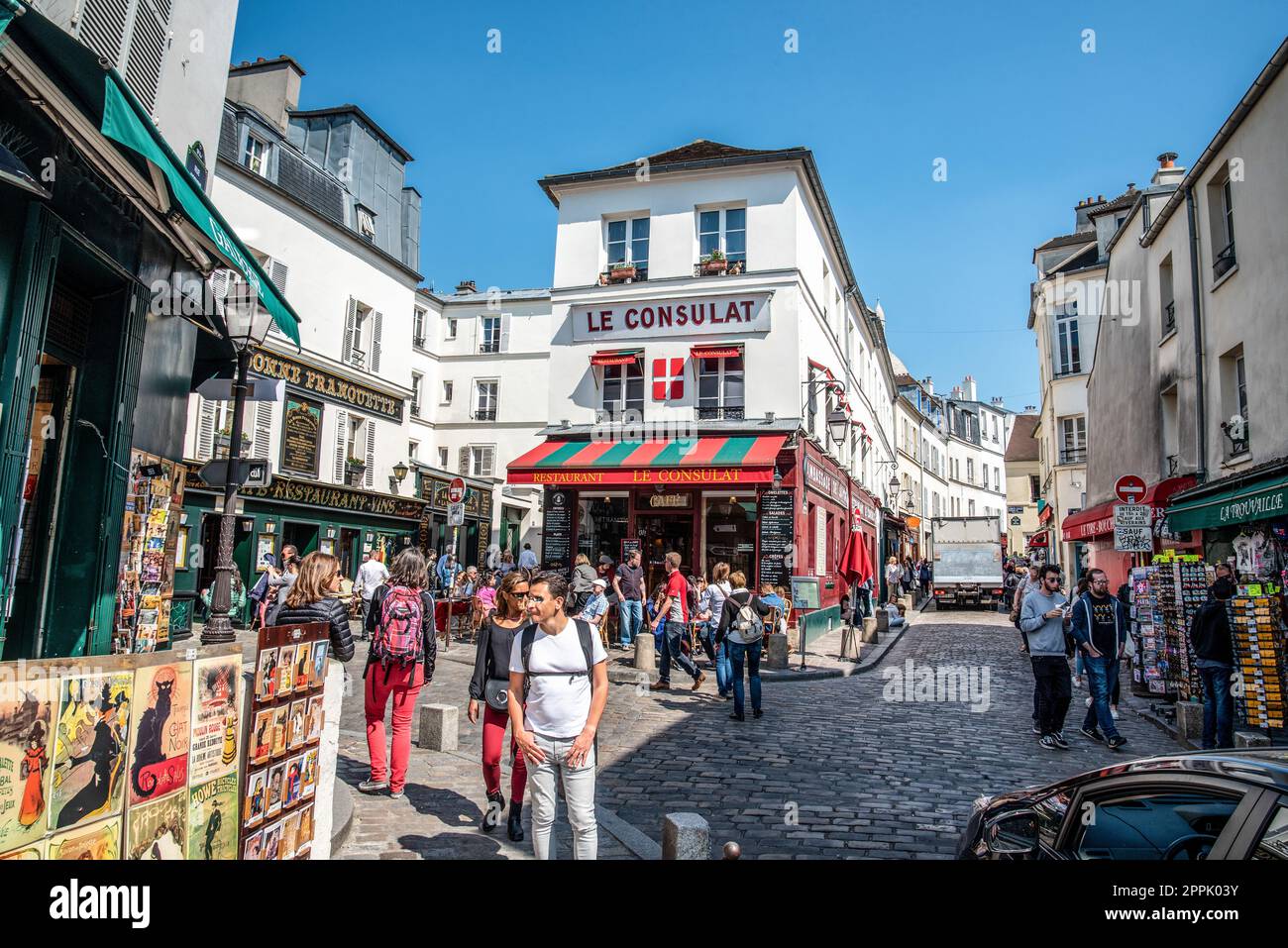Pittoresco e pittoresco quartiere di Montmartre in un giorno d'estate a Parigi Foto Stock