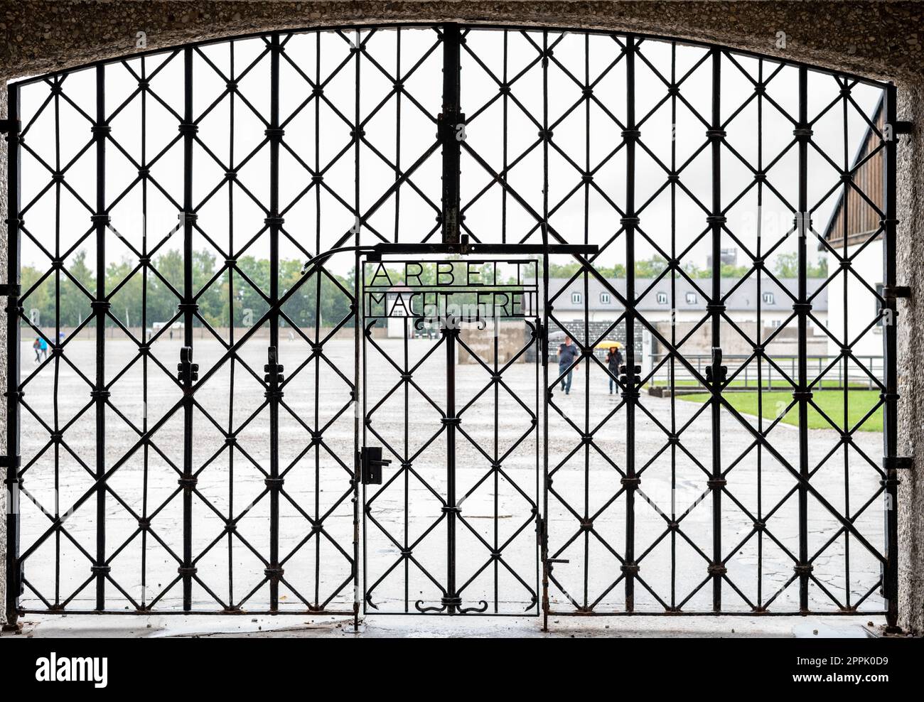 Iconico cancello all'ingresso del campo di concentramento di Dachau, Germania Foto Stock