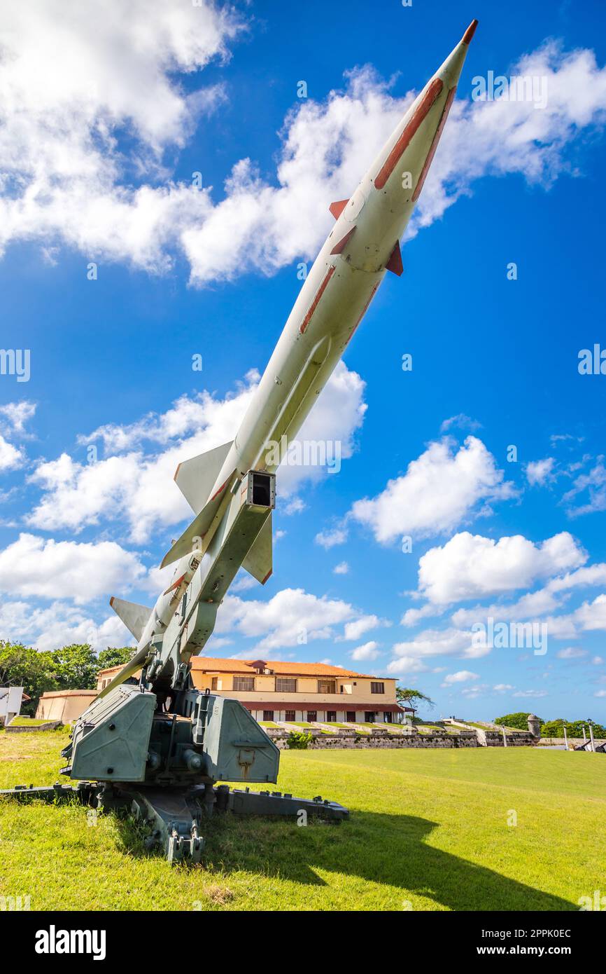 Rusty missile sovietica dal 1962 Carribean spointed crisi al cielo blu, Havana, Cuba Foto Stock