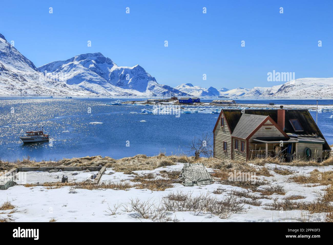 Vista sul fiordo da Qoornoq - ex villaggio di pescatori, oggi residenza estiva nel mezzo del fiordo di Nuuk, Groenlandia Foto Stock