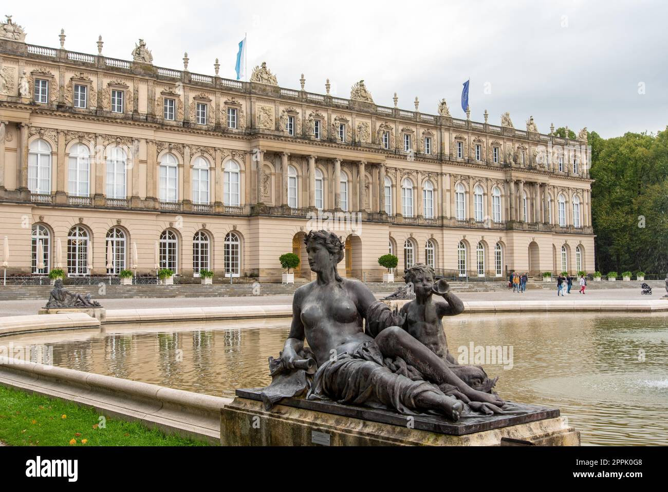 HERRECHNHIEMSE, GERMANIA - 23 SETTEMBRE 2022 - Scultura di una donna laica nel giardino del palazzo di Herrenchiemsee Foto Stock