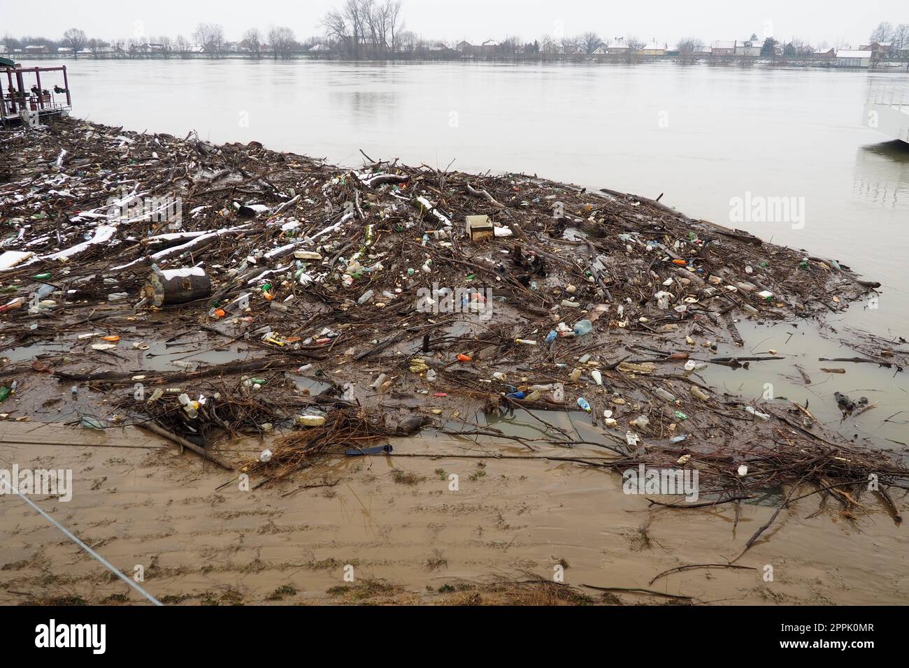 Sremska Mitrovica, Serbia, Balcani, 01.27.2023 argine del fiume Sava. Spazzatura, plastica, rifiuti organici tossici, bottiglie e frangivento nell'acqua del fiume. Problema ecologico. Inquinamento ambientale. Foto Stock