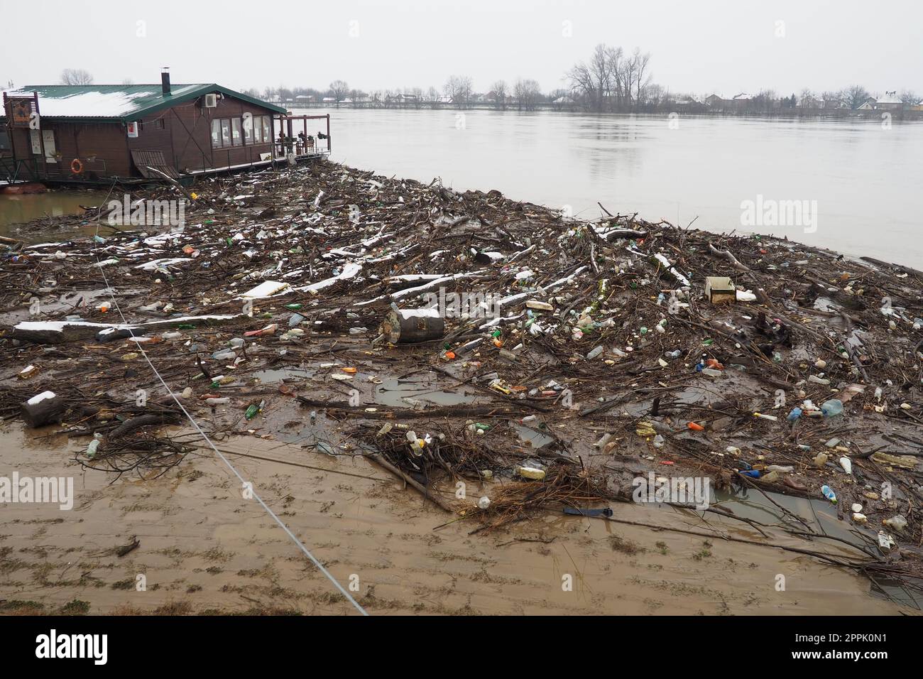 Sremska Mitrovica, Serbia, Balcani, 01.27.2023 argine del fiume Sava. Spazzatura, plastica, rifiuti organici tossici, bottiglie e frangivento nell'acqua del fiume. Problema ecologico. Inquinamento ambientale. Foto Stock