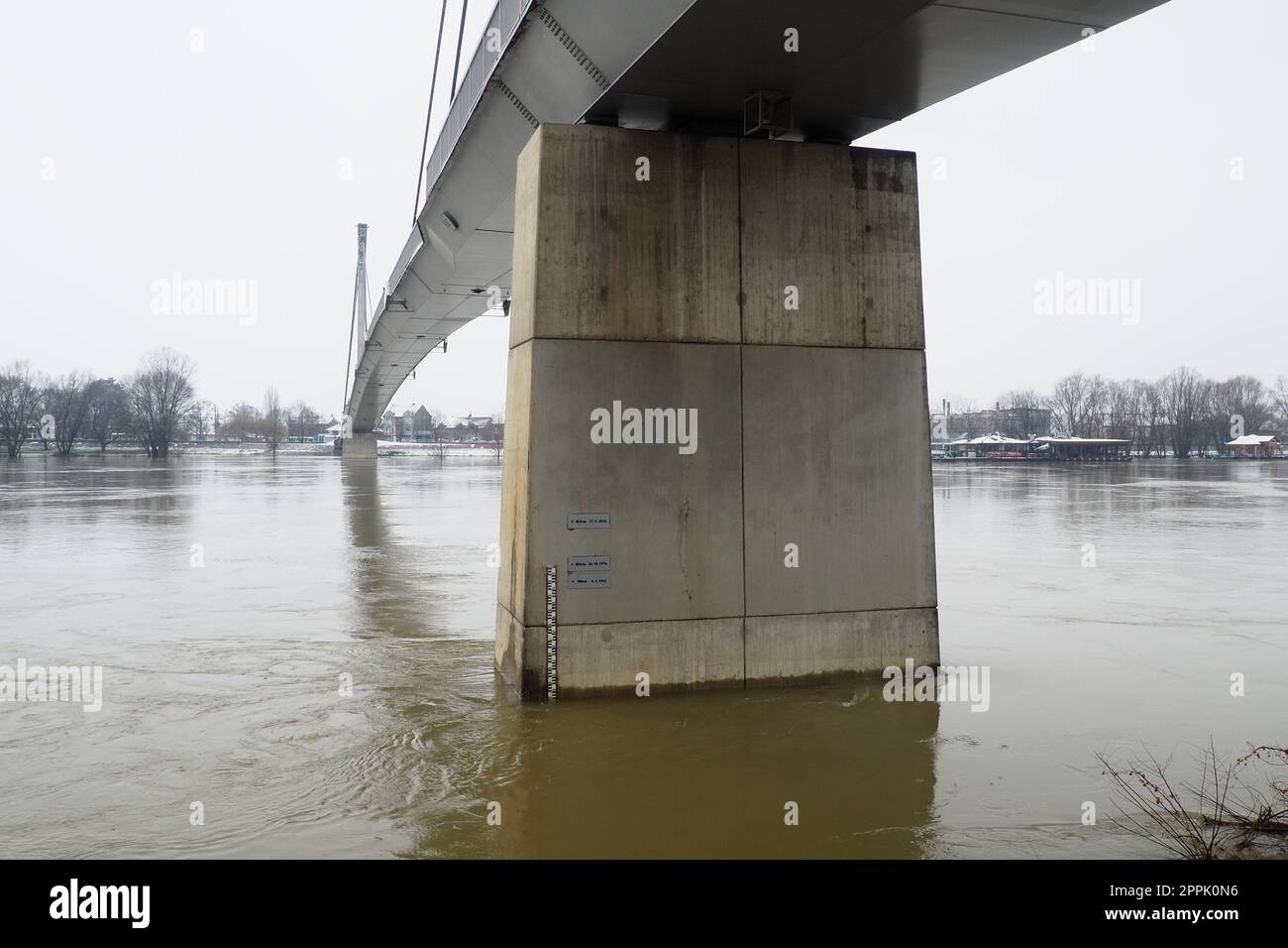 Sremska Mitrovica, Serbia, 01.27.2023 Ponte sul fiume Sava. Inondazione dopo forti piogge e scioglimento della neve. Un rapido flusso di acqua fangosa. Scala idrologica per la misurazione del livello dell'acqua. Foto Stock