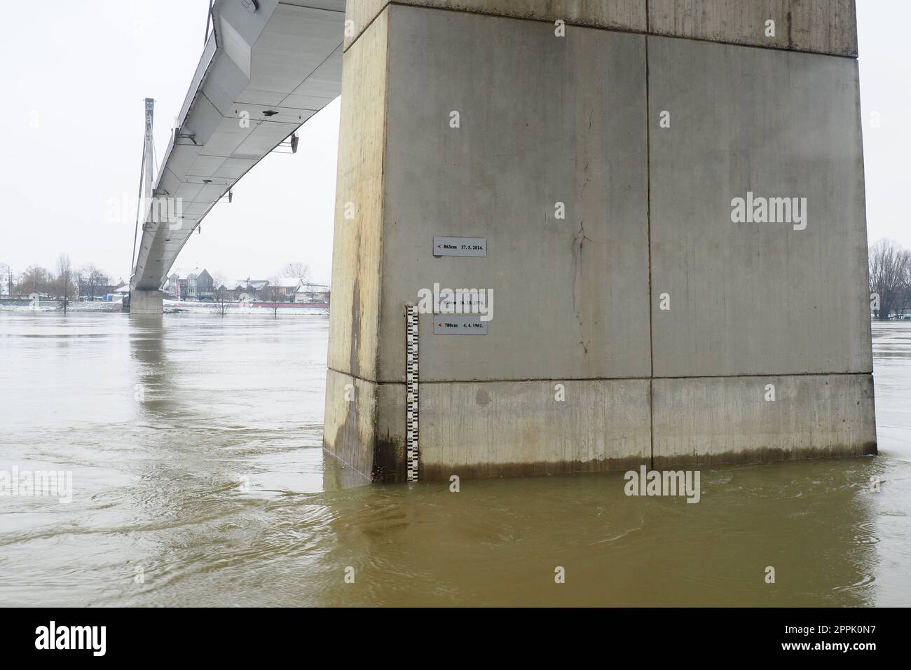 Sremska Mitrovica, Serbia, 01.27.2023 Ponte sul fiume Sava. Inondazione dopo forti piogge e scioglimento della neve. Un rapido flusso di acqua fangosa. Scala idrologica per la misurazione del livello dell'acqua. Foto Stock