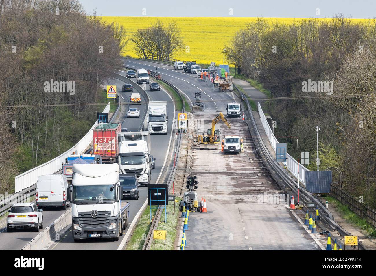A1 lavori stradali - impermeabilizzazione e rifacimento sul viadotto di Wentbridge che trasporta il A1 sul fiume Went, West Yorkshire, Inghilterra, Regno Unito Foto Stock